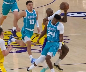 bob半岛体育app下载-詹皇肘击对手后脑，裁判却吹对方犯规！黄蜂挑战失败，全队看呆了